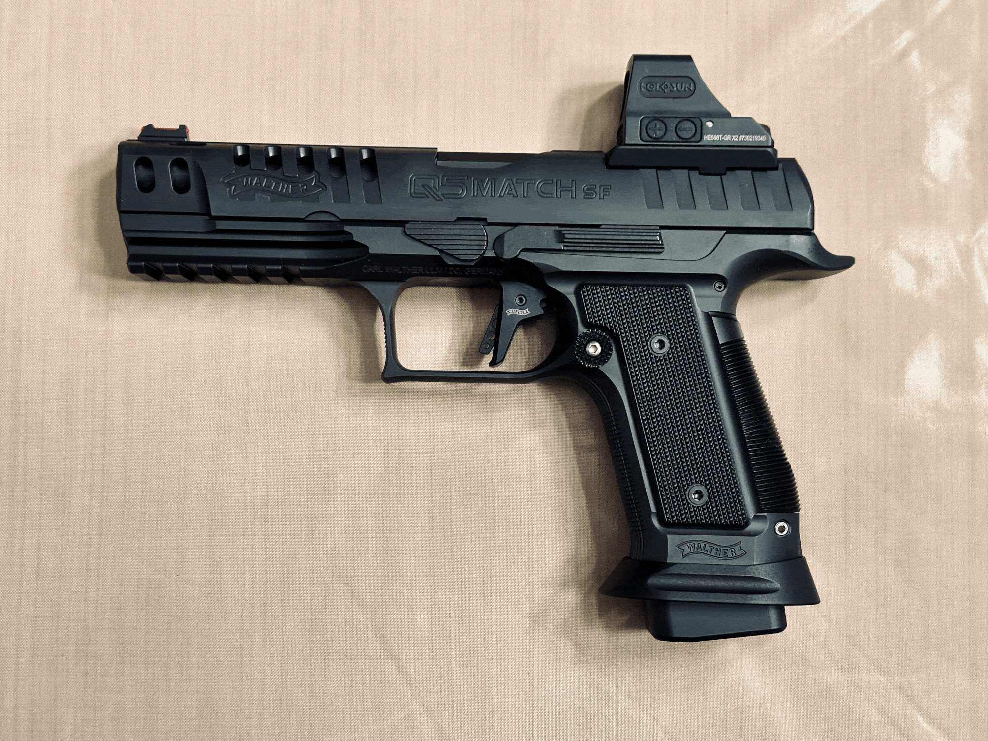 Q5 MATCH SF BLACK RIBBON + HOLOSUN — Image 1